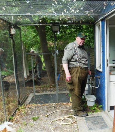 Bild 18 Wolfgang beim Futterkuechenreinigen.JPG