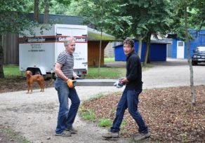 Bild 20 Wolfgang und Thomas beim Plattentragen.JPG