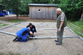 Bild 4 Heinz schaut ob sie es richtig machen.JPG