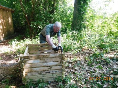 Bild 5 Erhard beim Komposterzusammenbau.JPG