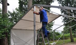 Bild 13 Die Plane klemmt schon wieder.JPG