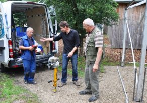 Bild 6 Wolfgang schuetzt seine Gehoere.JPG