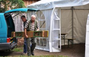 Bild 16 Thomas bringt die Biertischgarnituren.JPG