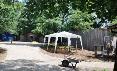 Bild 21 Die Partyzelte stehen auch.JPG