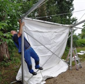 Bild 11 Die Plane haengt fest.JPG