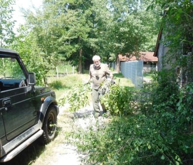 Bild 11 es war nicht nur ein ueberfuellter Anhaeger  - Rudolf hatte alle Haende voll zu tun.JPG