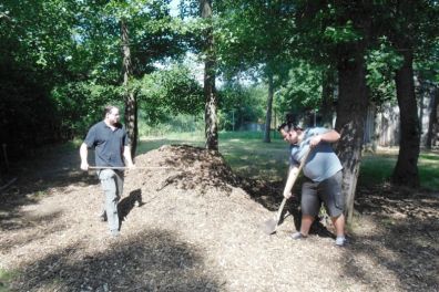 Bild 4 Max mit Freund beim Verteilen der Holz-Hackschnitzel.JPG