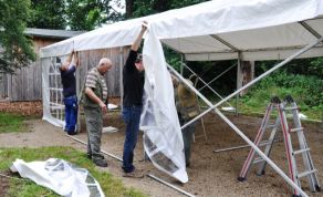 Bild 14 Die Seitenteile werden montiert.JPG