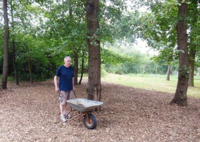 Bild 24 Auch Juergen durfte mal die Schubkarre halten.JPG