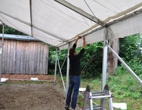 Bild 12 Die Dachplanen sind oben.JPG