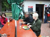 Bild 40 unsere Schriftfuehrerin schmeckts mit Hubert und Frau Schuster.JPG