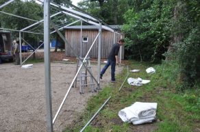 Bild 8 Die Planen werden verteilt.JPG