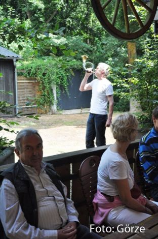 02_Herwig blaest zur Begruessung.JPG