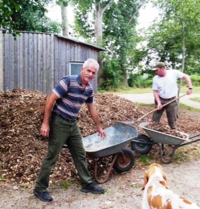 Bild 14 Auch Gerhard war fleissig beim Verteilen.JPG